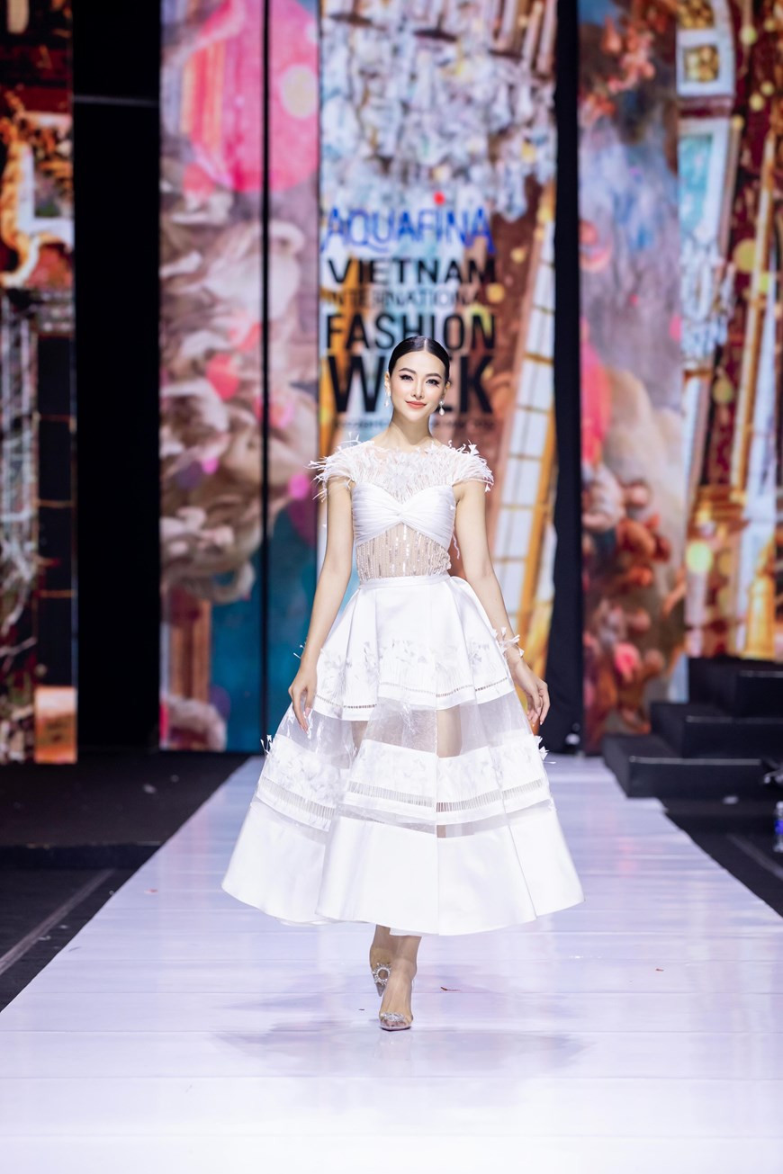 玲珊设计师《母国》服装集锦的服装作品。 图自Vietnam+