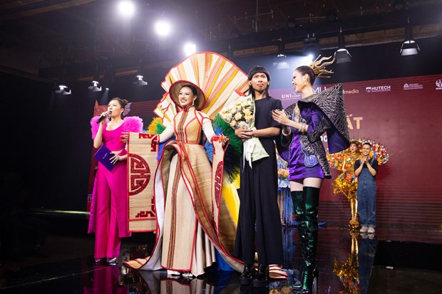 阮国越设计师带有民族气息的“金瓯凉席”服装。图自越通社