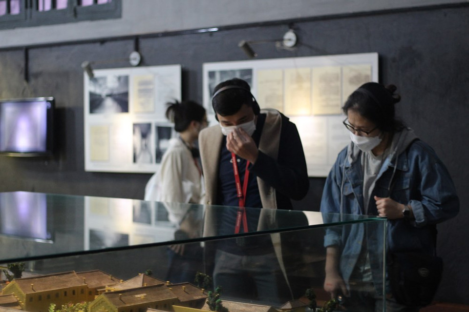 重新开放迎接游客一个月后，火炉监狱遗迹区游客到访量较为稳定，其中主要是需要研究的人士。曾经被命名为“人间地狱”的火炉是东南亚最恶劣的监狱。这里已经扣留了历代越南战士与革命家。参观火炉监狱时过去监狱生活的悲惨出现在游客的眼前，让游客更加了解为了争取独立自由，越南革命战士们要承受了好多悲伤。图自 Vietnam+