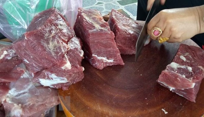 制作牛干巴的原料是牛肉火腿肉。 越通社记者 鸿叠 摄