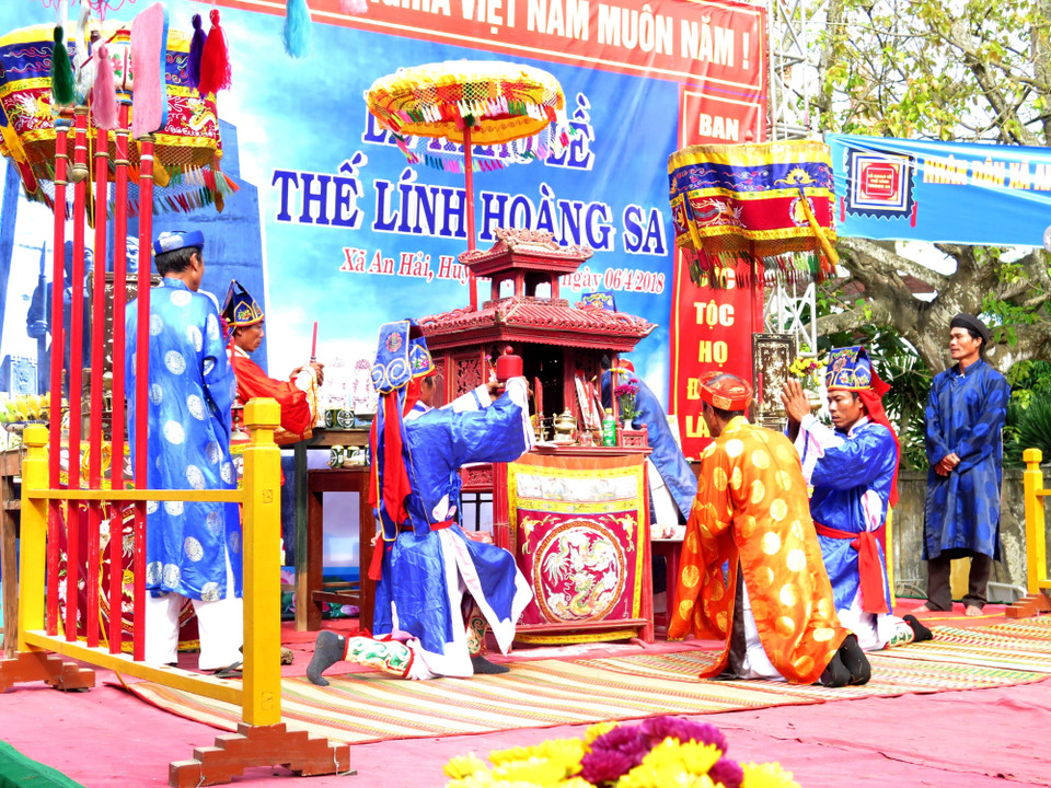 “黄沙宾替身祭礼”仪式在广义省李山岛县安海乡举行。越通社记者 福玉 摄