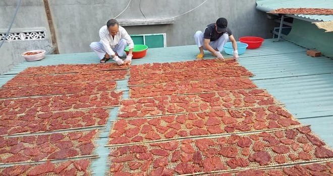 火腿肉在太阳下晒着。越通社记者 鸿叠 摄