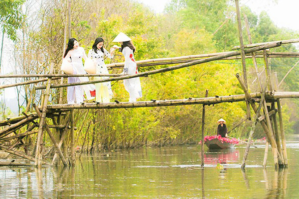 穿着传统长衣小姑娘迎来凉爽的秋天。（图片来源：越南《人民报网》） （完）