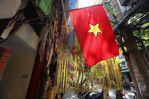 河内市一条街上的纯美上午。（图片来源：越南《人民报网》）