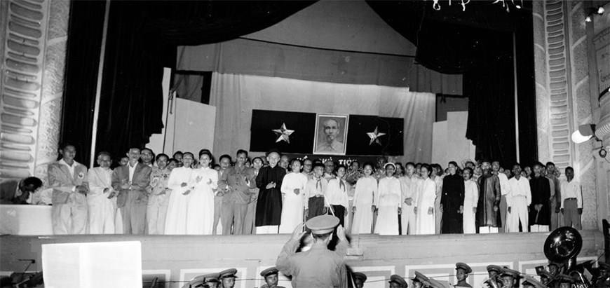 从1955年9月5日至10日在河内召开的全国统一民族阵线大会决定成立越南祖国阵线，继承联越阵线的事业。大会选举胡志明主席为名誉主席，孙德胜同志为中央委员会主席团主席。图为越南祖国针线中央委员会主席团成员。越通社发
