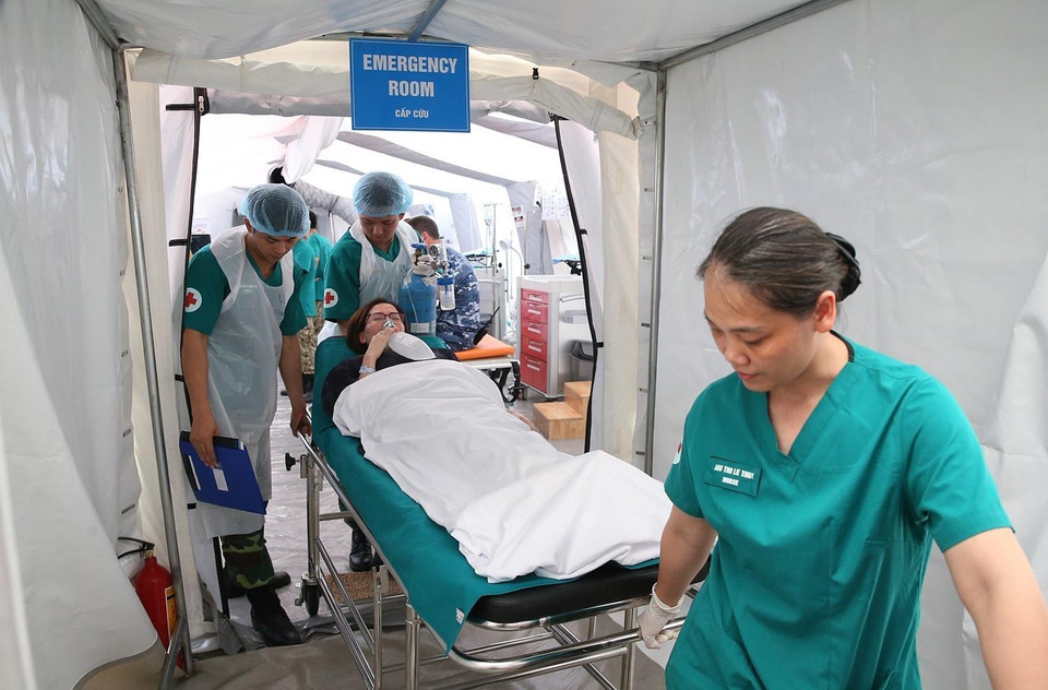 参与联合国维和行动的野战医院开展受害者急救演练活动。越通社发
