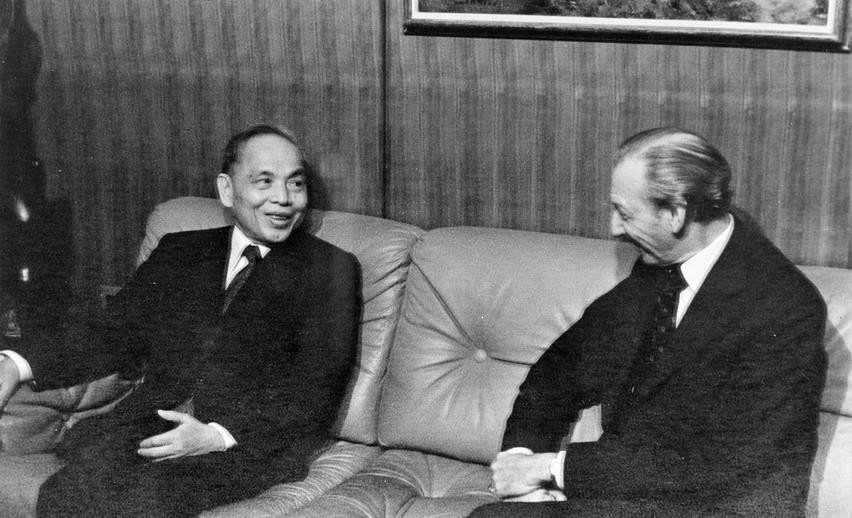 联合国秘书长瓦尔德海姆(Kurt Waldheim) 1977年9月20日在联合国大会第32届会议期间会见越南外交部长阮维贞。越通社发