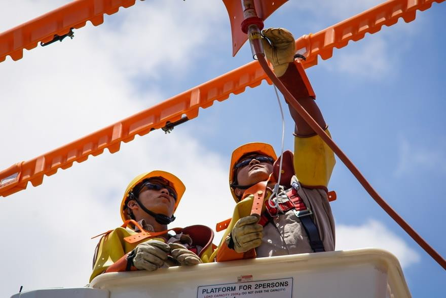 热线队电工。越南画报记者 李南顺 摄