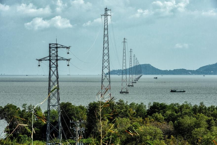 南电工在西南岛输电线。越南画报记者 何文东 摄