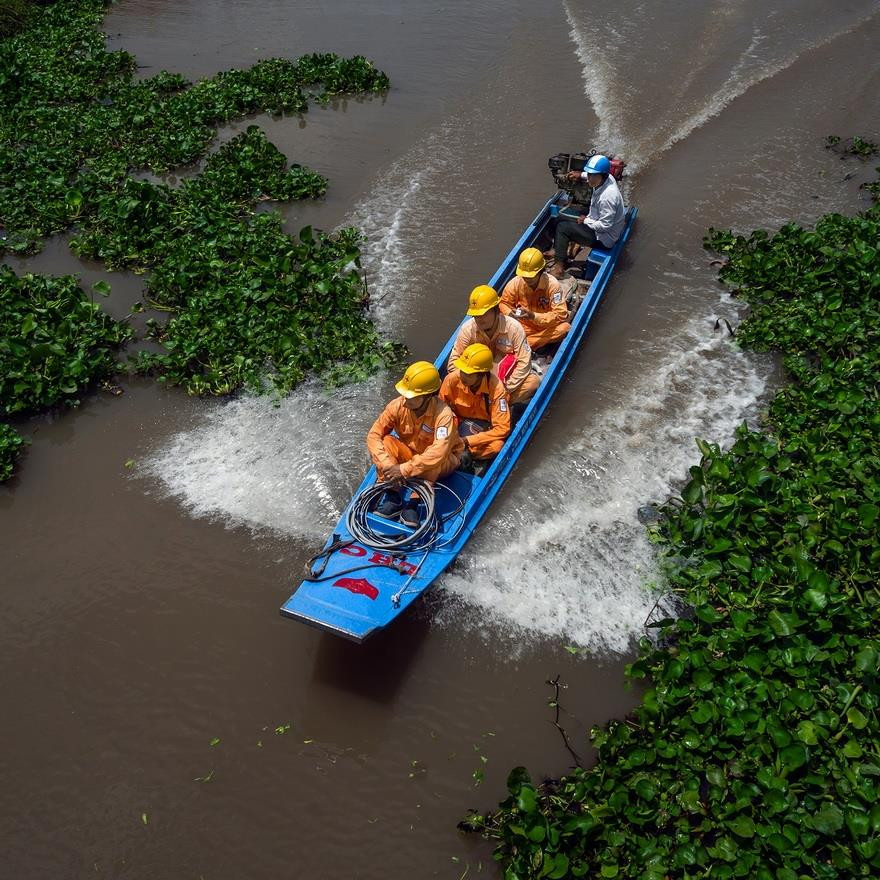 南电工在偏远地区输电线。越南画报记者 苏黄武 摄