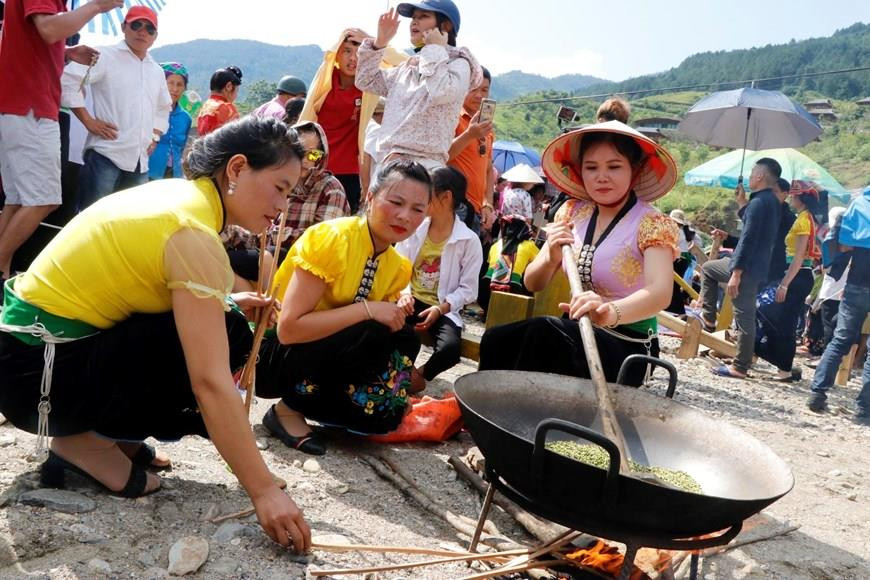 脫粒完后就接着把鲜谷放在大铁锅里翻炒。这是一个难度相当高的技术环节，十分讲究火候。越通社记者 越勇 摄