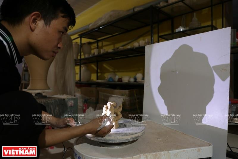 雕影是传统雕塑品与固定光源结合的一门艺术。图自越南画报