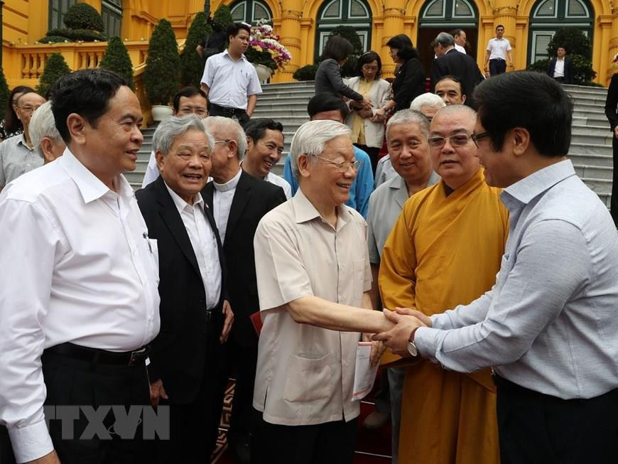 越共中央总书记、国家主席阮富仲于2019年4月10日在主席府和越南祖国阵线中央委员会主席团代表亲切会面。越通社发