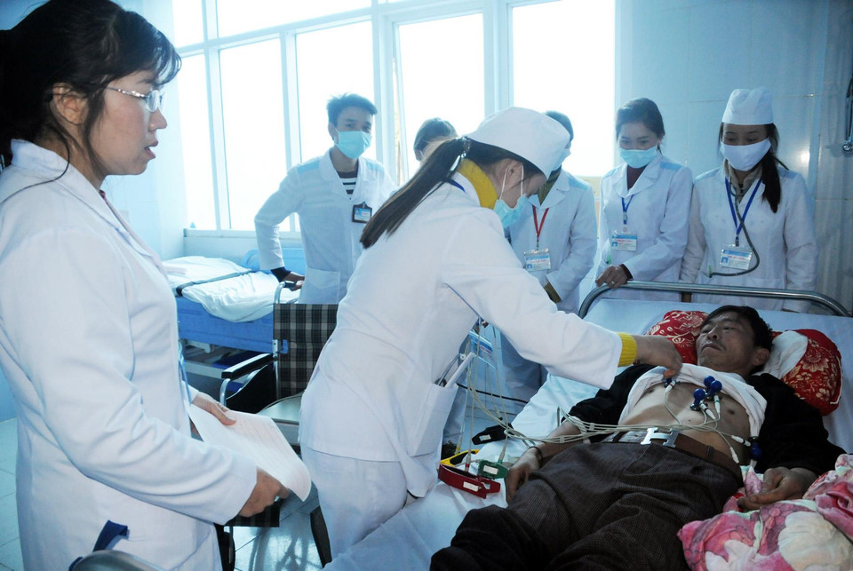 莱州省中专学校的老挝留学生在莱州省综合性医院实习。越通社发