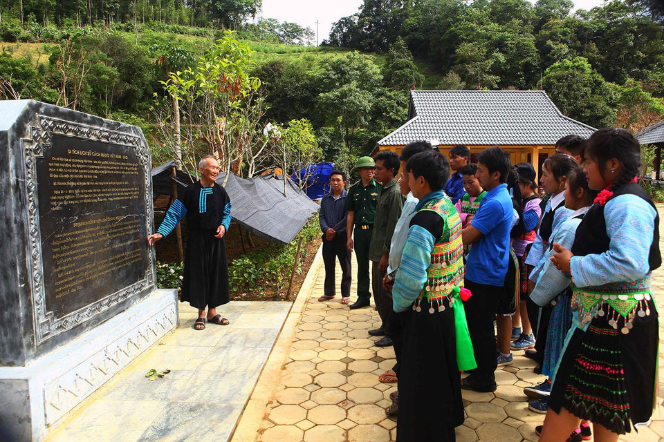 越南山萝省人民参观安州县风快（Phiêng Khoài）乡劳枯（Lao Khô,）村的越老革命遗迹区——越老边界线的首个革命根据地之一。越通社发