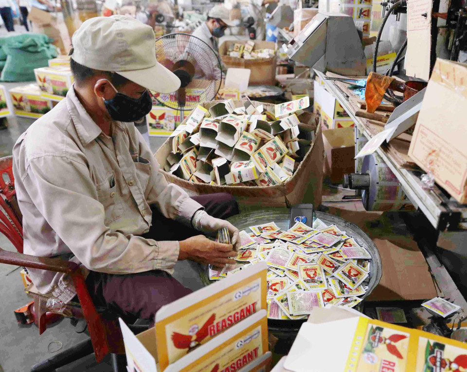 越南向老挝出口的主要产品为汽油、钢铁、运输工具、钢铁制品、五谷产品等。越南是老挝第三大贸易伙伴，仅次于泰国和中国。图为越胜有限公司专门对农药和动物饲料加工和农业肥料经营，在国内市场上销售并和向老挝和柬埔寨出口。越通社发