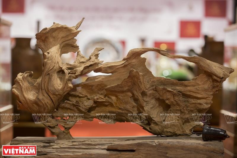 雕影艺人要有良好的形象思维和丰富的想象力。图自越南画报