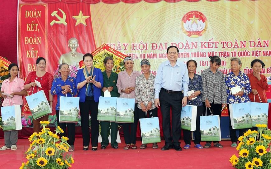 越南国会主席阮氏金银和越南祖国阵线中央委员会主席陈青敏2018年11月17日出席太平省太睡县睡程乡南乌程村的“全民大团结日”活动。越通社发