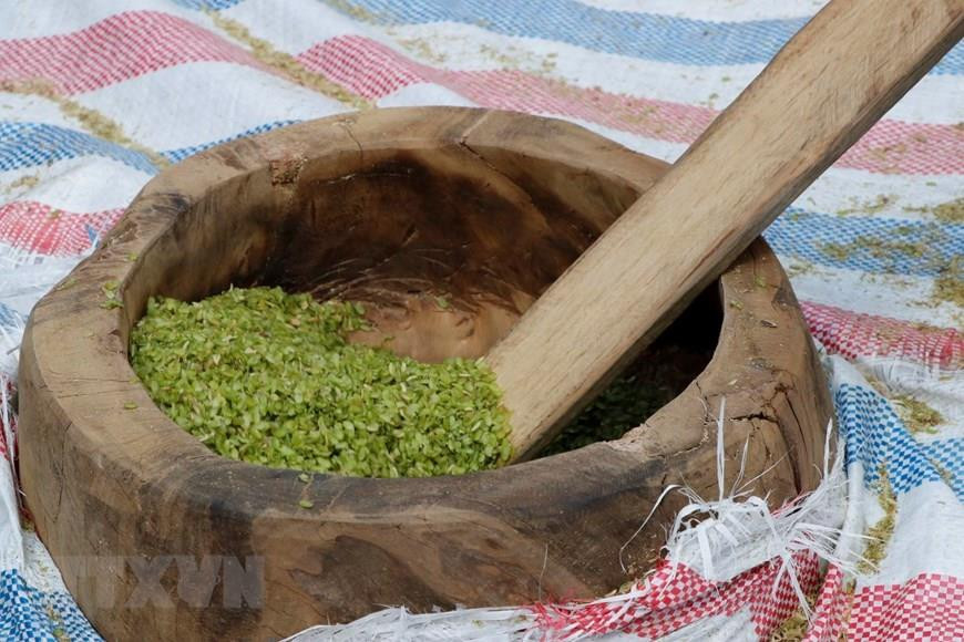 舂米环节。越通社记者 越勇 摄