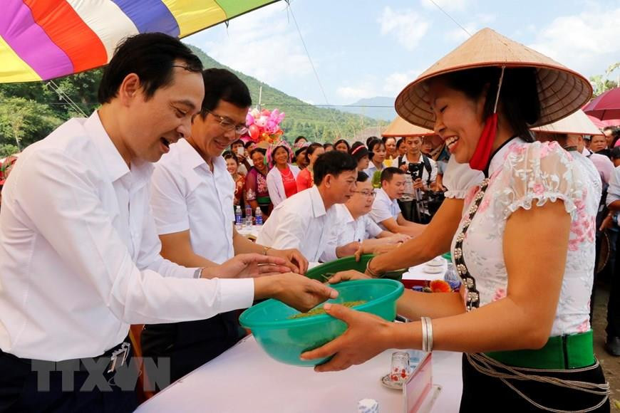 代表们品尝秀丽扁米。越通社记者 越勇 摄