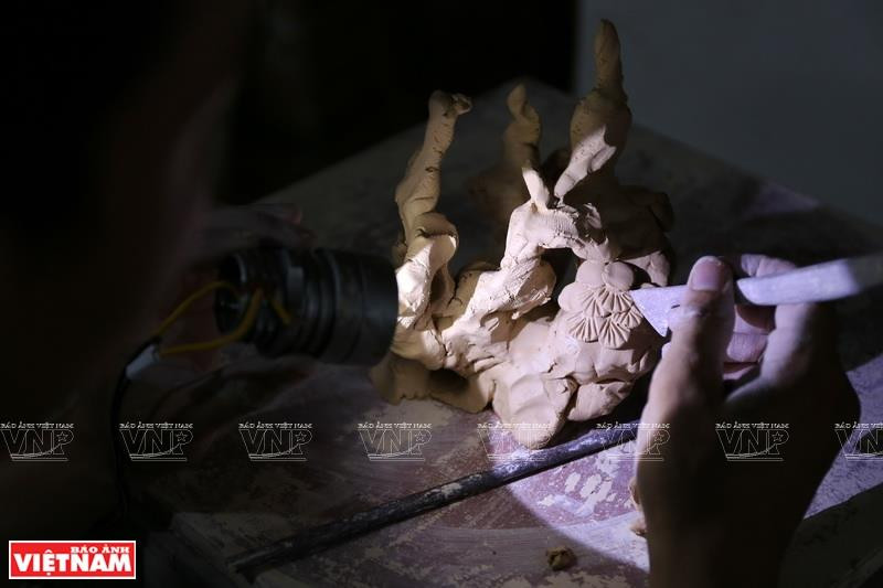 本体作品要求纹饰生动，含意清晰，投影惟妙惟肖。图自越南画报