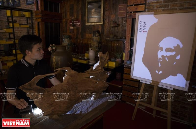 木料雕影画《胡志明主席》。图自越南画报