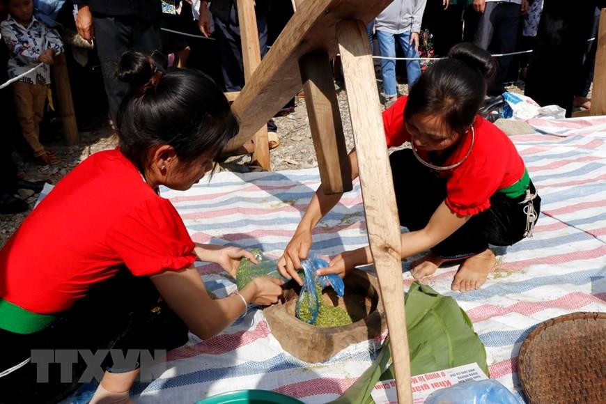 傣族女孩配合舂米。越通社记者越勇 摄