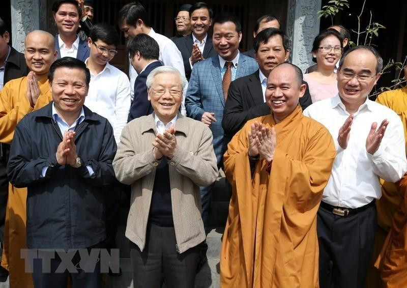 越共中央总书记阮富仲、祖国阵线中央委员会主席阮善仁2016年11月13日参加北宁省仙游县的国家级特殊历史文化遗迹——佛迹寺。越通社发