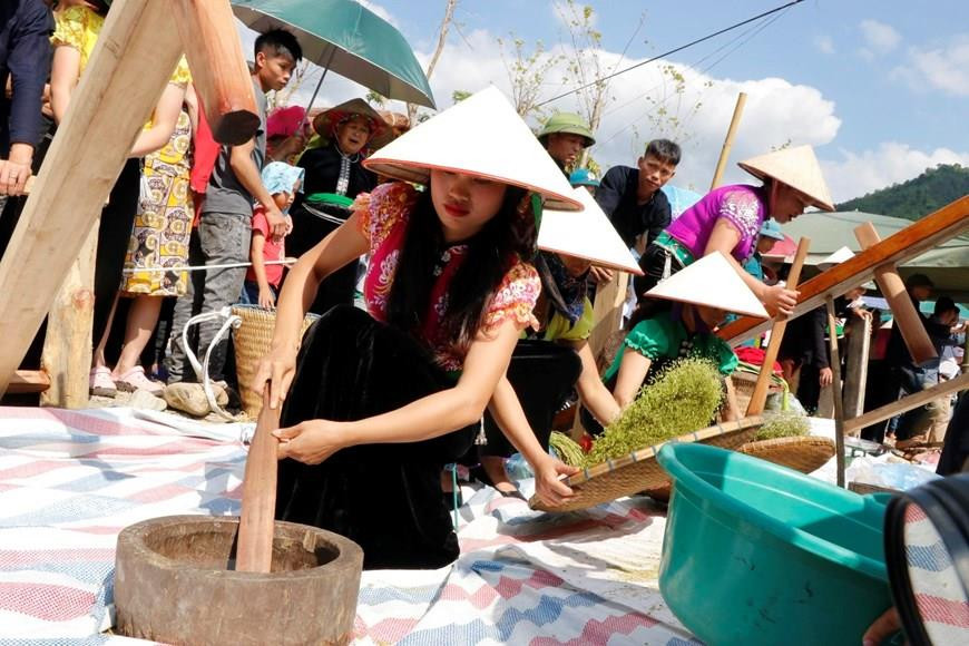 傣族同胞把扁米簸尽糠杂。越通社记者 越勇 摄