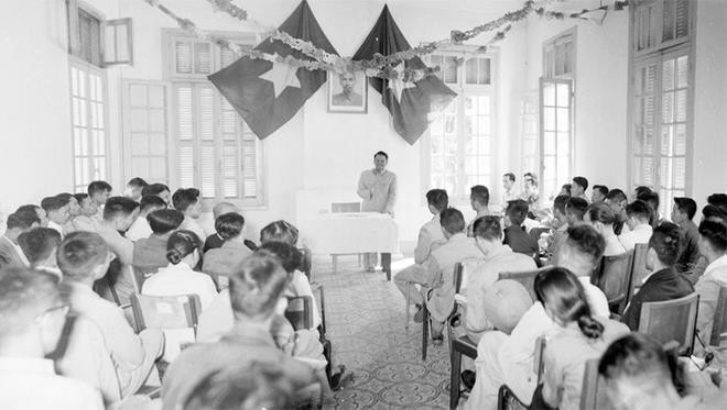 春水同志代表越南祖国阵线中央委员会举行新闻发布会，介绍越南祖国阵线的纲领和条例的内容。越通社发