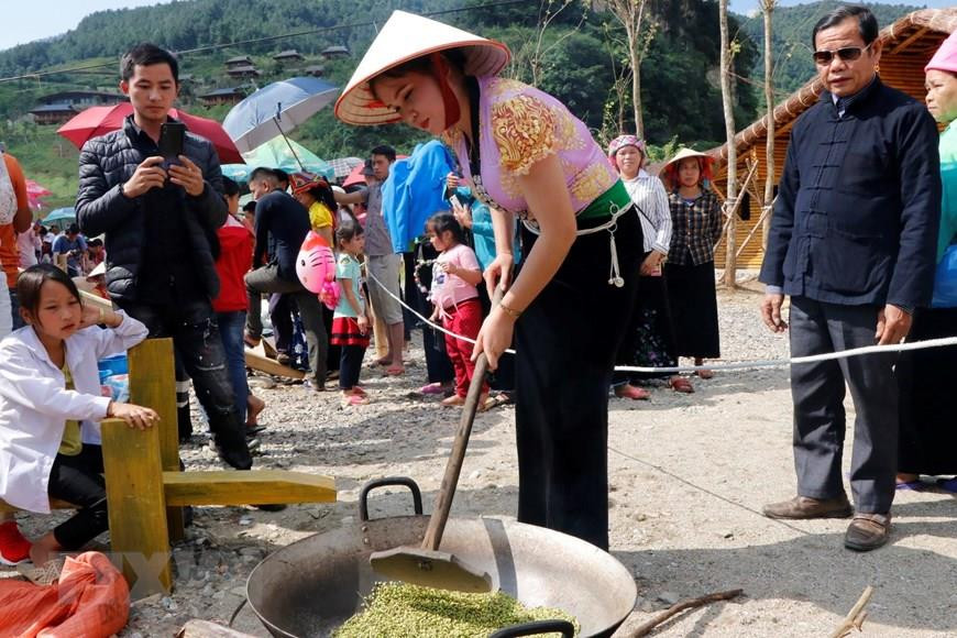 脫粒完后就接着把鲜谷放在大铁锅里翻炒。这是一个难度相当高的技术环节，十分讲究火候。越通社记者 越勇 摄