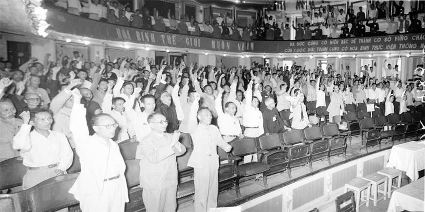 从1955年9月5日至10日在河内召开的全国统一民族阵线大会决定成立越南祖国阵线，继承联越阵线的事业。大会选举胡志明主席为名誉主席，孙德胜同志为中央委员会主席团主席。图为代表们表决赞成越南祖国阵线的纲领和条例。越通社发