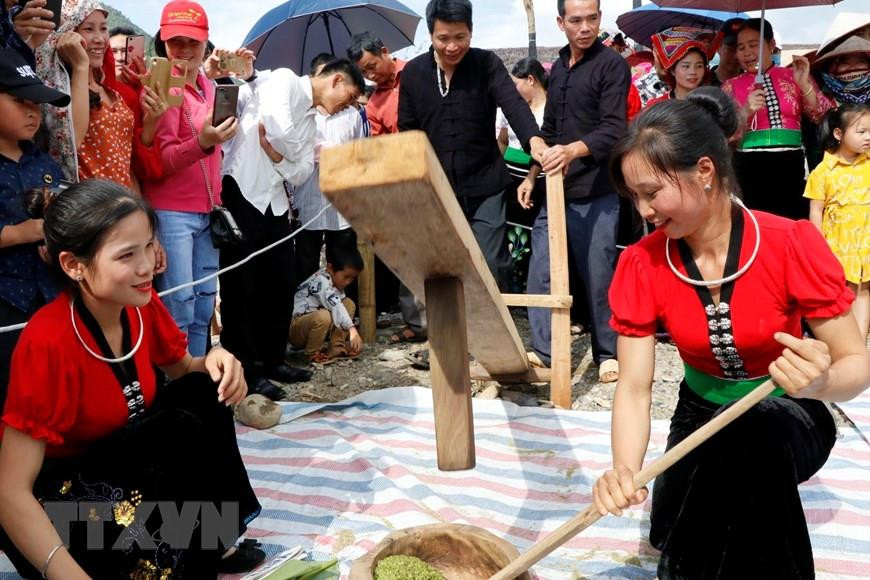 傣族女孩配合舂米。越通社记者越勇 摄