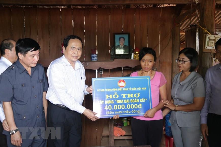 越南祖国阵线中央委员会主席陈青敏2019年8月25日向得乐省亚苏（Ea Súp）县Ea Rốk乡洪灾灾民转交建设“大团结屋”援助资金。越通社发