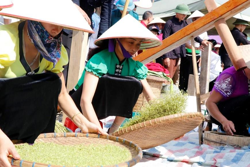 傣族同胞把扁米簸尽糠杂。越通社记者 越勇 摄