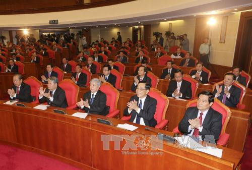  下午，中央委员会在会堂举行会议，就越共十二届中央委员会、中央政治局、中央书记处候选人人选并推荐四名主要领导人候选人以及越共十二大主席团、秘书团、代表资格审查委员会候选人名单进行讨论。（图片来源：越通社）