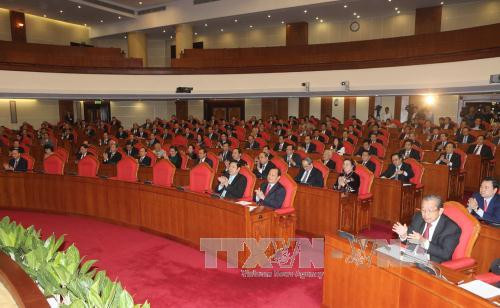  下午，中央委员会在会堂举行会议，就越共十二届中央委员会、中央政治局、中央书记处候选人人选并推荐四名主要领导人候选人以及越共十二大主席团、秘书团、代表资格审查委员会候选人名单进行讨论。（图片来源：越通社）