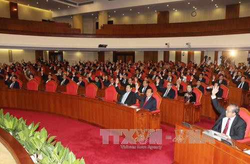  下午，中央委员会在会堂举行会议，就越共十二届中央委员会、中央政治局、中央书记处候选人人选并推荐四名主要领导人候选人以及越共十二大主席团、秘书团、代表资格审查委员会候选人名单进行讨论。（图片来源：越通社）