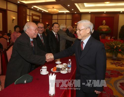  阮富仲总书记向知识分子、艺术家和科学家拜年。（图片来源：越通社）