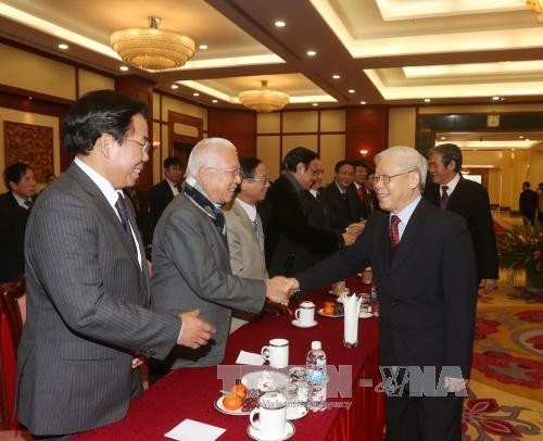  阮富仲总书记向知识分子、艺术家和科学家拜年。（图片来源：越通社）