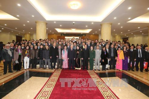  阮富仲总书记同与会代表合影。（图片来源：越通社）