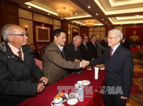  阮富仲总书记向知识分子、艺术家和科学家拜年。（图片来源：越通社）