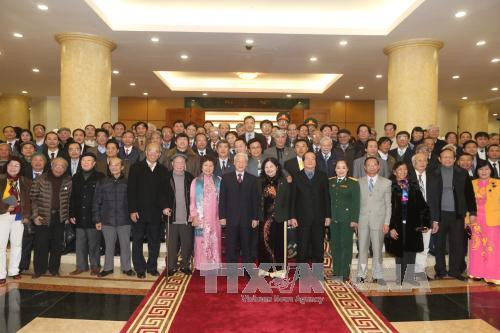  阮富仲总书记同与会代表合影。（图片来源：越通社）