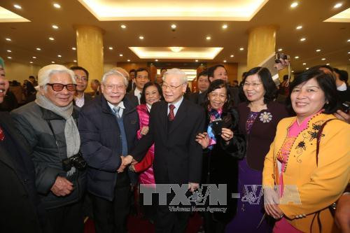  阮富仲总书记向知识分子、艺术家和科学家拜年。（图片来源：越通社）