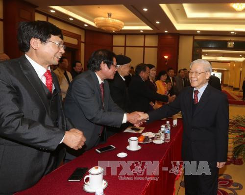  阮富仲总书记向知识分子、艺术家和科学家拜年。（图片来源：越通社）