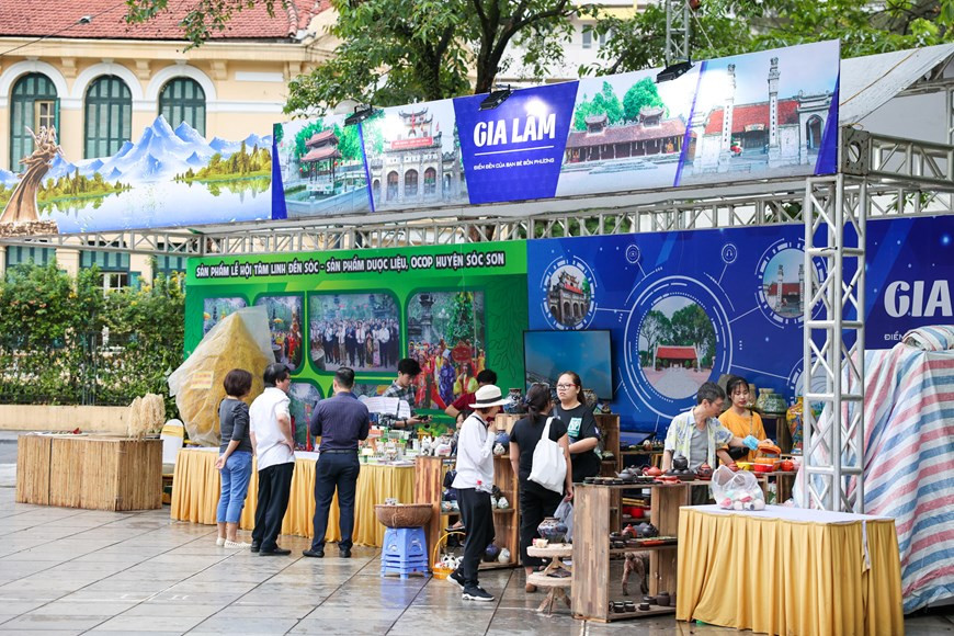 推介河内旅游产品的展区吸引来自河内旅游协会、河内联合国教科文组织旅游俱乐部、代表12个省市的单位约150个展位，介绍和展示了河内各旅游区、旅游景点以及越南各家航空公司的产品。此次活动中，各家企业推出了1000余种丰富诱人、价格优惠的旅游产品，打8.5折到7折。图自Vietnam+