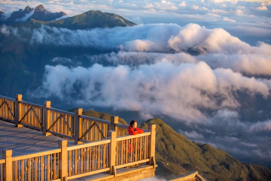 登顶，站在山脚下，仰望雄伟山峰，群峰巍峨，乱石穿空，树高林深，白云游荡在山腰，雨还是淅淅沥沥的打在身上，淡淡的薄雾把番西邦山上上下下包裹得越发厚重，崔嵬。今年，冷空气来得早，所以今年冬天沙巴很可能会迎来更多冰冷天气，因此预计旅游业在因新冠肺炎疫情停滞一年后会重新恢复。图自Vietnam+
