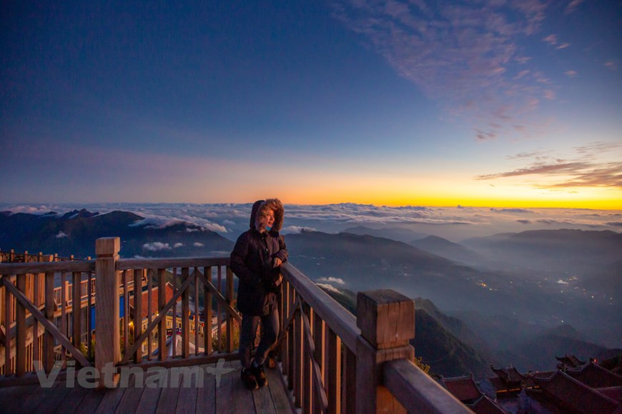天气越来越冷，但太阳升起让场景变得绚丽多彩。站在山顶，能够一眺番西邦峰的美景。四周绵绵延延的大山将番西邦峰与外界隔绝，使它像一个养在深闺的少女，壮丽的风景经常被缭绕山峰的浓雾覆盖。极目远望，山峰逶迤，白云缭绕，朦朦胧胧，给人无限的遐想。图自Vietnam+