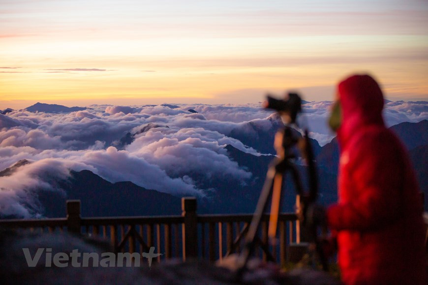 越南气候属于热带气候，整年雨量大，湿度高，番西邦峰受越南热带季风气候的影响因此攀登者必须对所要攀爬的山岭周边地理情况、天气情况有所了解。每当云彩来临时，数百名摄影师和旅游爱好者不约而同地汇聚于此，沉浸于浮云之中去体验一切情绪。云朵有时像柔软的棉毯一样轻柔，有时在蓝色的山顶缭绕，然后突然消失无影无踪。图自Vietnam+