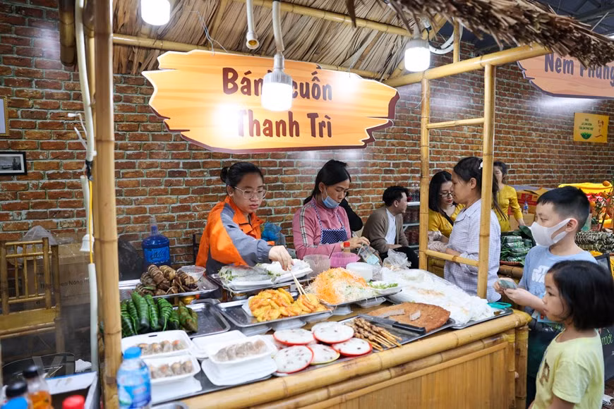 介绍河内美食文化的展区将向参观者介绍河内市各种特征菜肴，如：河内米粉、横婆牌清池卷筒、河内什锦丝汤粉、甜汤糯米饭、鼠麴草糯米饼、鸡蛋咖啡等。2021年河内旅游与美食文化节有助于推广河内旅游形象——一个安全、友好、优质和富有吸引力的目的地。河内美食摊位是首都人民的骄傲，可以吸引住来到这里的任何人。图自Vietnam+